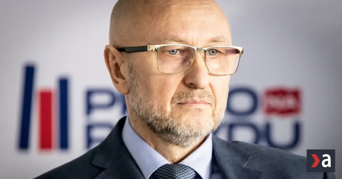 Štátnu funkciu mal za Borisa Kollára, dnes kandiduje za Zoroslava Kollára