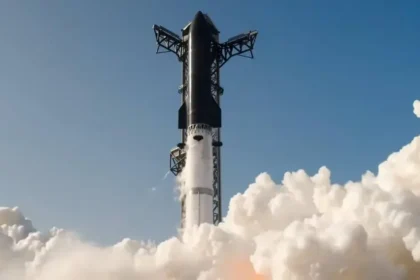 Superťažká raketa Starship prvýkrát dosiahla obežnú dráhu Zeme, obletí ju šesťkrát