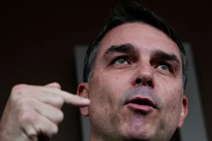 Syna Jaira Bolsonara vyšetrujú pre korupciu. Má súperiť s Lulom