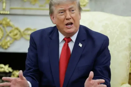 Trump schválil sankcie proti Rusku, nové clá majú obmedziť príjmy Kremľa z ropy a plynu