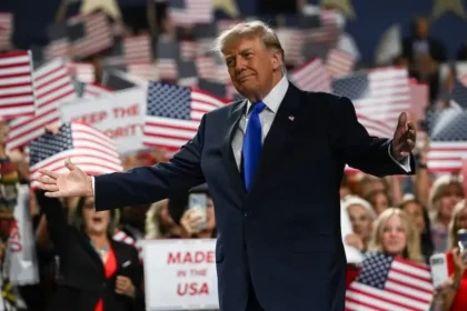 Trump vyzýva voličov, aby hlasovali, ako keby bol na lístku on, republikánom hrozí porážka