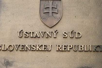 Ústavný súd odmietol rozšíriť ochranu na páry rovnakého pohlavia