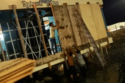 VIDEO: Mexiko čaká úder hurikánu Polo. Búrka tretej kategórie už má obete