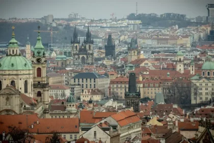 Vláda schválila rozpočet s deficitom 386 miliárd, druhým najvyšším v histórii