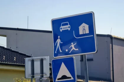 Vodič zaútočil na chodkyňu. Pravidlá v obytných zónach stále nepozná