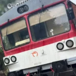 Vykoľajenie osobného vlaku pri Trenčíne po náraze do stromu