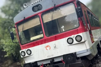 Vykoľajenie osobného vlaku pri Trenčíne po náraze do stromu