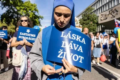Za život pochodovali v Bratislave tisícky ľudí, chcú zákaz interrupcií