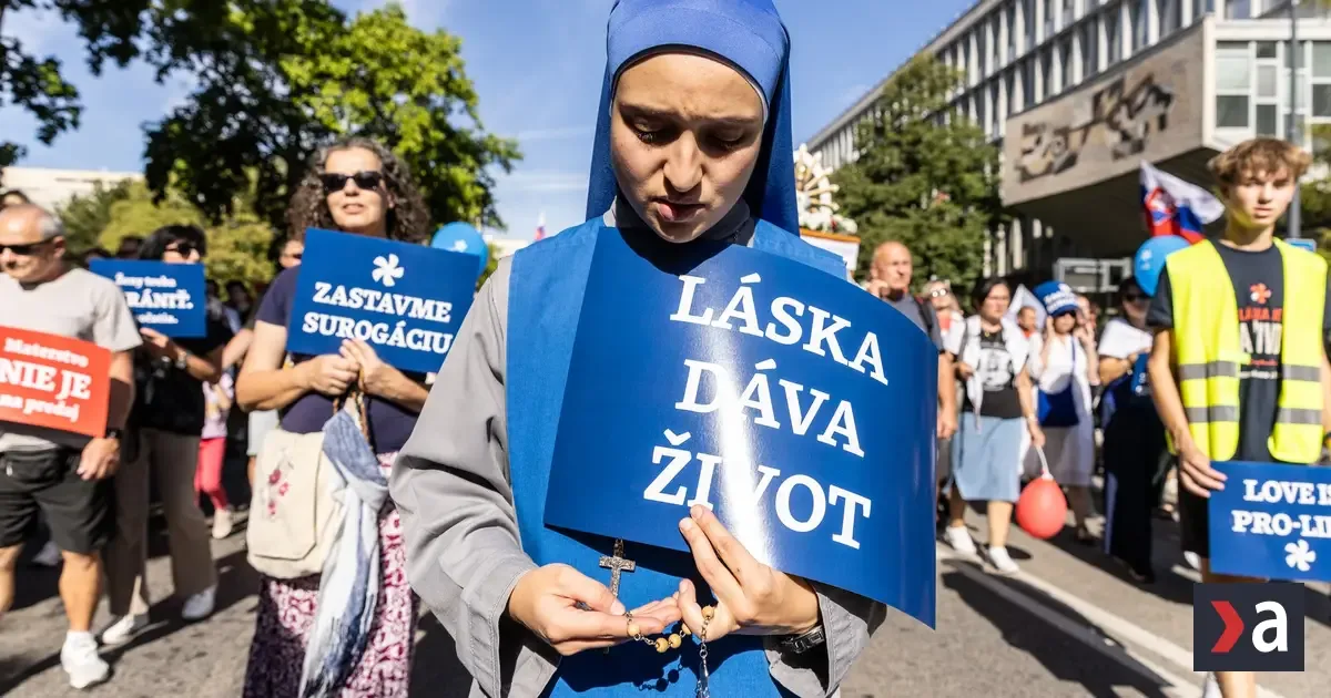 Za život pochodovali v Bratislave tisícky ľudí, chcú zákaz interrupcií