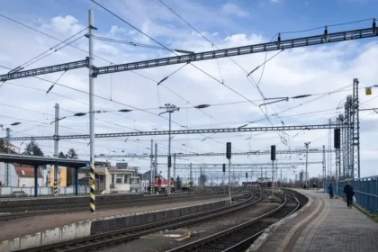 Zrážka vlaku s traktorom na priecestí pri Kútnikoch, bez zranení