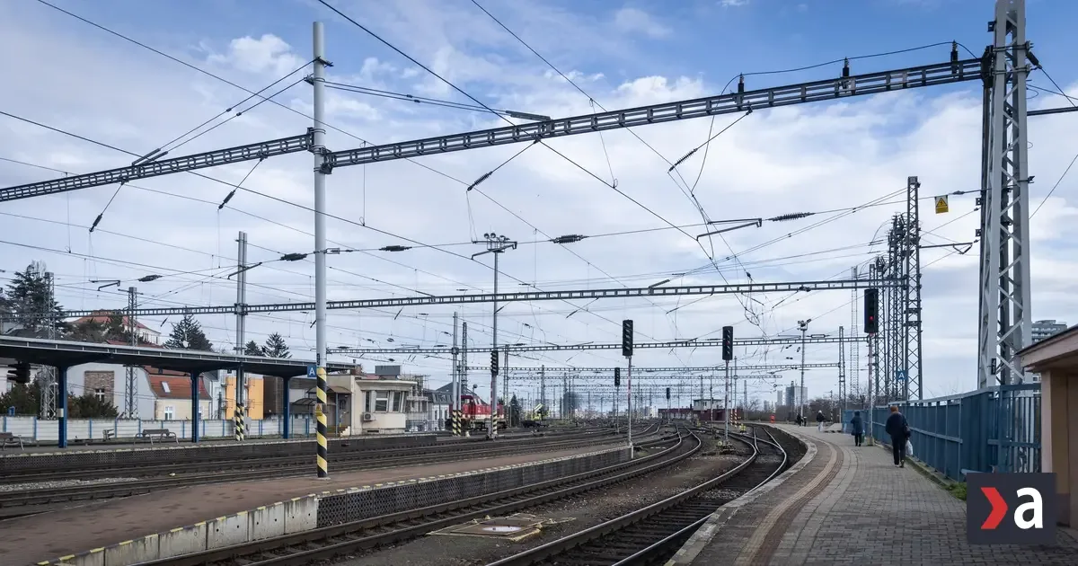 Zrážka vlaku s traktorom na priecestí pri Kútnikoch, bez zranení