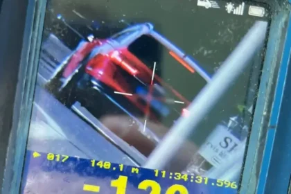 19-ročný šofér išiel v obci v Dolnom Kubíne 120 km/h, vodičský preukaz stratil na mieste