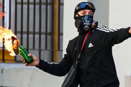 Albánske protesty silnejú, premiér Rama odmieta rezignovať