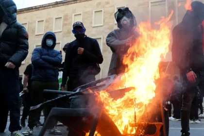 Albánsko sprísňuje pravidlá pre protesty, demonštrantom hrozia vysoké pokuty