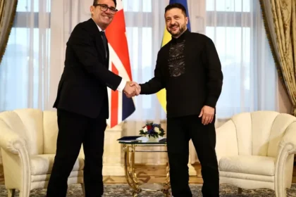 Andy Burnham sľubuje sprísnenie sankcií voči Rusku, Zelenskyj víta podporu Británie