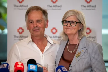 Austrálsku poslankyňu Helen Hainesovú zrazil útočník autom dvakrát, prišla o obe nohy