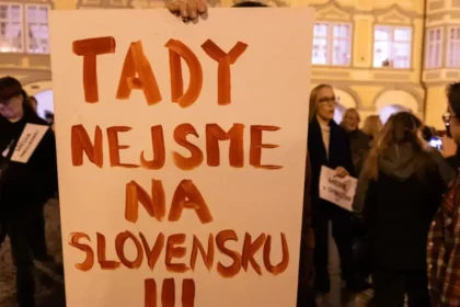 Babišova vláda odložila zrušenie poplatkov za ČT a rozhlas. Hlasovalo sa po štvrtej ráno
