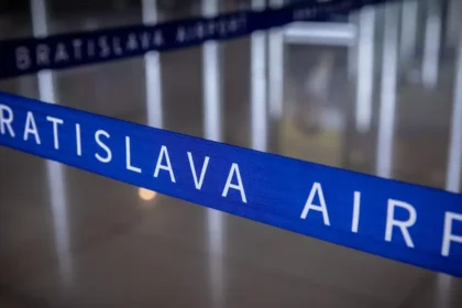 Biela látka v lietadle na bratislavskom letisku: cestujúci čakali