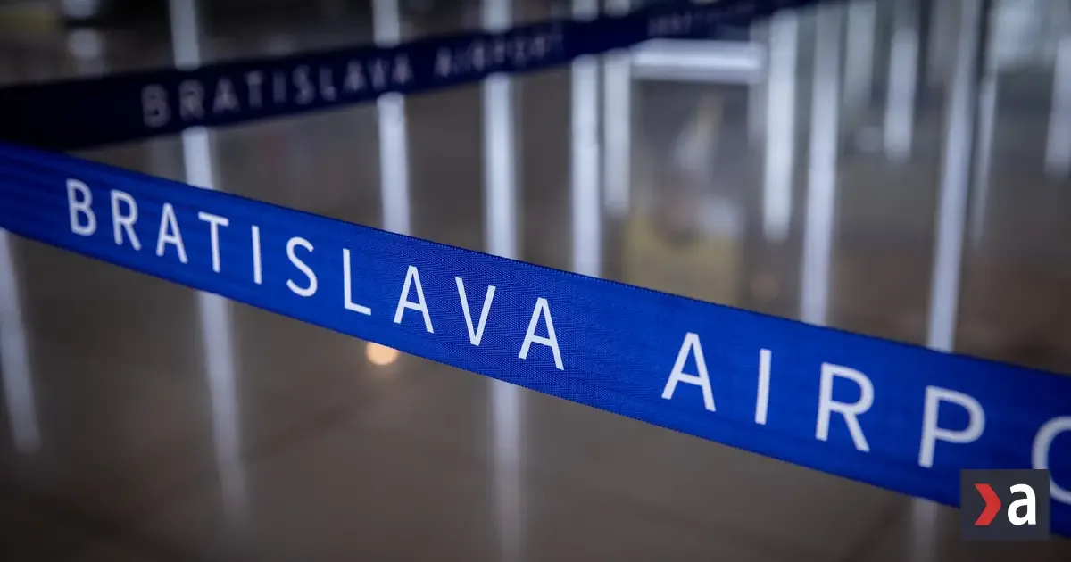 Biela látka v lietadle na bratislavskom letisku: cestujúci čakali