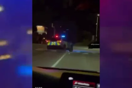 Bratislavská policajná hliadka čelí vyhodeniu pre divokú jazdu s majákmi v protismere