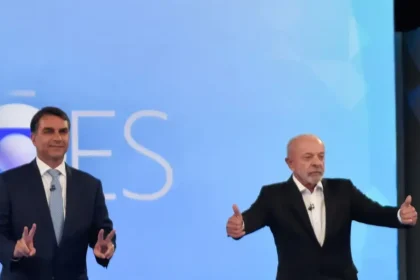 Brazílčania volia prezidenta. Lula a Bolsonaro sa v debate nevyhli konfliktom
