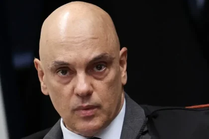 Brazílsky súd vydal zatykač na syna exprezidenta Bolsonara, ktorý žije v USA
