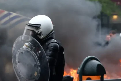 Brusel zaplavili protesty proti škrtom. Polícia použila vodné delá a slzotvorný plyn