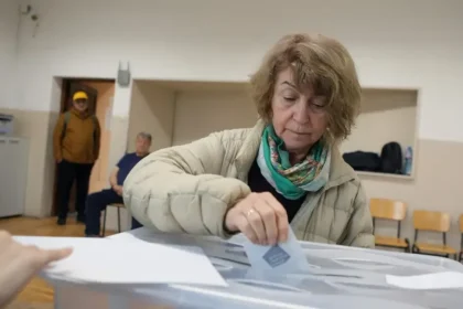 Bulharsko si volí prezidenta, podľa prieskumov je favoritkou Iliana Jotová
