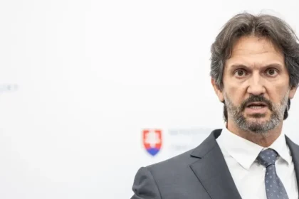 Demokrati: Rezort Kaliňáka nakupoval vojenský materiál od detského centra