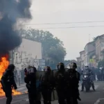 Demonštrantovi odtrhol ruku omračujúci granát. Francúzsko pozastavilo jeho používanie