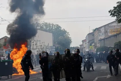 Demonštrantovi odtrhol ruku omračujúci granát. Francúzsko pozastavilo jeho používanie