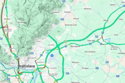 Diaľnica D2 z Bratislavy na Záhorie je preťažená, motoristi sa zdržia v kolónach.