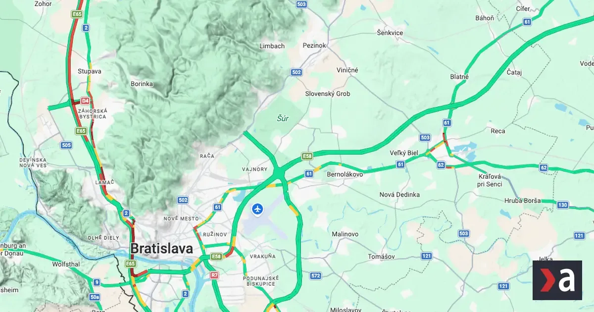Diaľnica D2 z Bratislavy na Záhorie je preťažená, motoristi sa zdržia v kolónach.