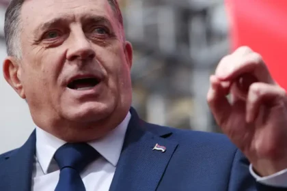 Dodik gratuloval študentskej kandidátke, Vučičov spojenec o úzkej spolupráci