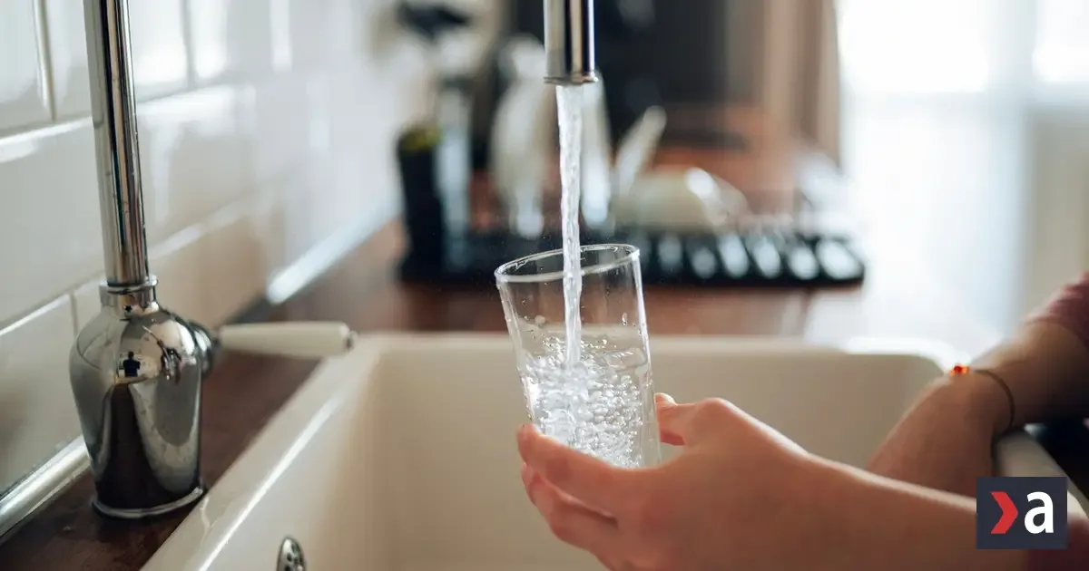 Dva litre vody denne sú mýtus. Hydratovať sa môžete aj jedlom, kávou či polievkou