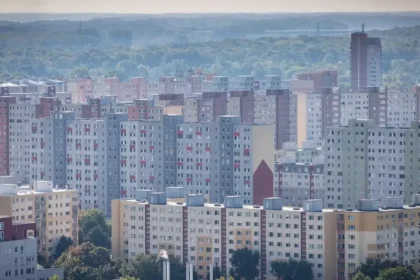 Erik Tomáš predstaví čísla nezamestnanosti, Robert Fico spustí projekt nájomných bytov