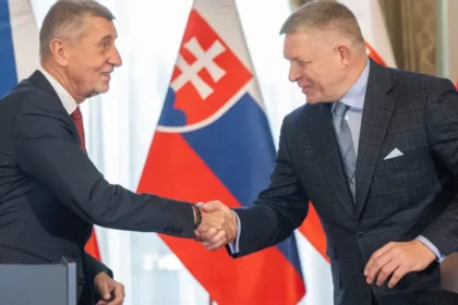 Fico a Babiš odhalili v Prahe sochu česko-slovenského priateľstva