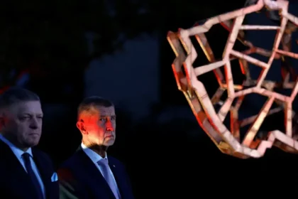 Fico prišiel za Babišom, v Prahe ho privítal piskot