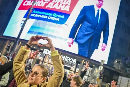 Fico stratil ďalšieho spojenca v Európe, Vučića porazili študenti