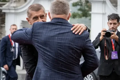 Fico v utorok vycestuje do Prahy, stretne sa s Babišom a odhalia spoločnú sochu