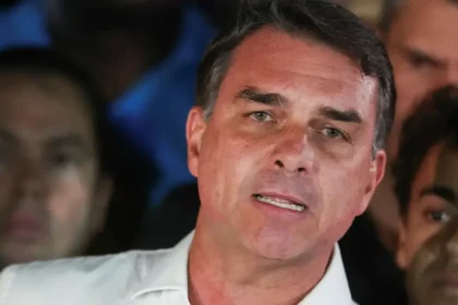 Flávio Bolsonaro odišiel po prehre do USA, polícia preveruje porušenie zákazu