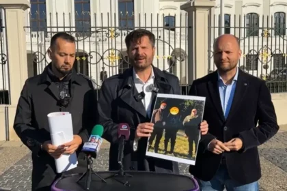 Fotka, ktorá môže Kuffovi uškodiť? Demokrati poukazujú na predraženú ťažbu v parkoch