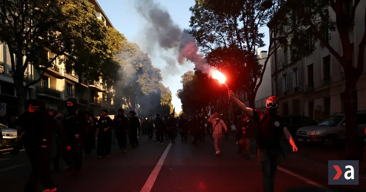 Francúzsko: masové protesty, polícia kontroluje stanice pre obavy z výtržností