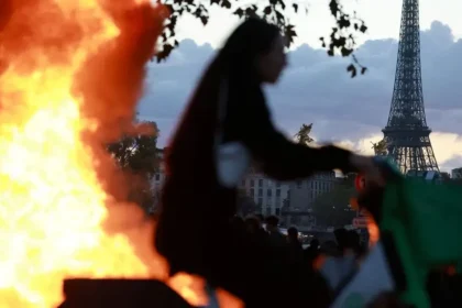 Francúzsko po víkendových násilnostiach sprísňuje postup voči demonštrantom