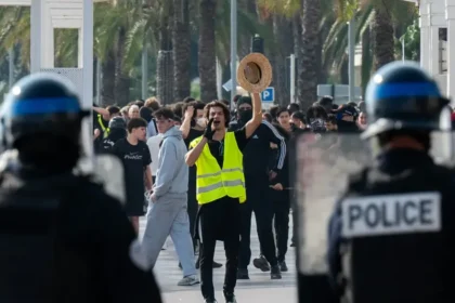 Francúzsko zasiahli masové protesty, zranilo sa 150 policajtov