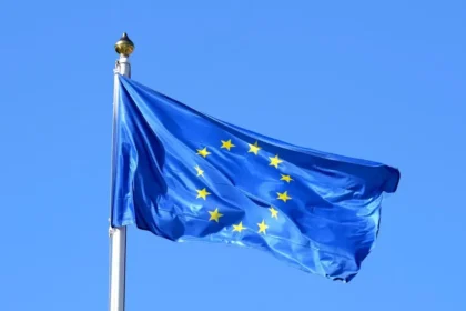 G7 uvoľní až 100 miliónov barelov ropy a nafty, aby stlačila ceny palív