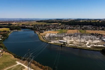 Google buduje tesne za hranicami obrovský projekt, miestni protestujú