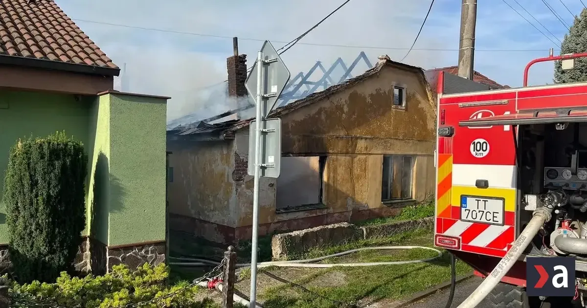 Hasiči zasahujú pri požiari domu v trnavskej Modranke