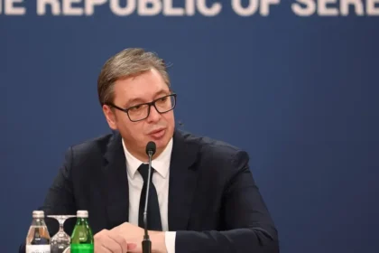 Historická noc v Srbsku. Opoziční študenti porazili Vučiča, ktorý priznal prehru