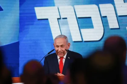 Izrael: Netanjahuov blok má 59 kresiel, na väčšinu chýbajú dva mandáty